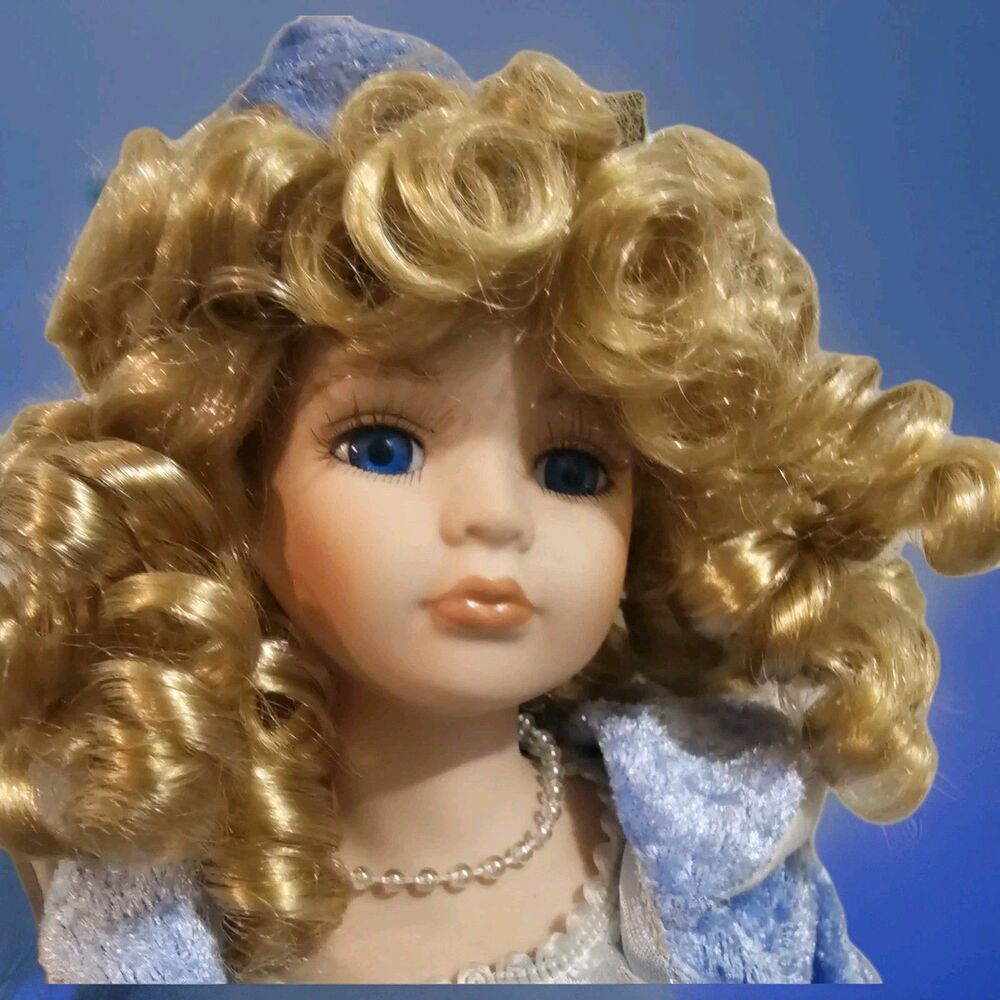 WINTER BLUE Vintage Limited Edition Danea Collection Porcelain Doll 1-500 Stand - Picture 4 of 8